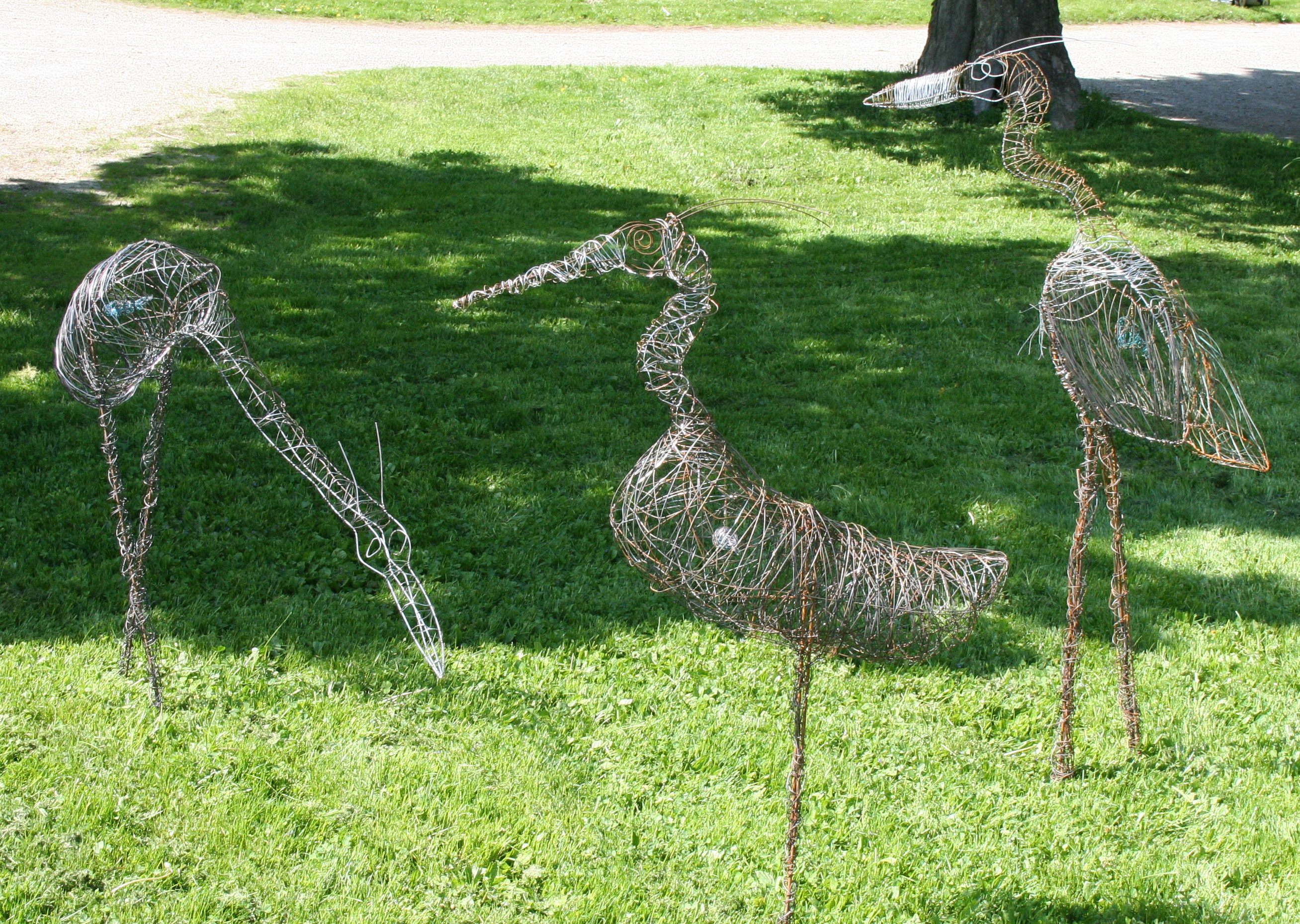 Wire bird sculpture